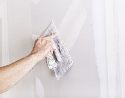 Jak odnowić stare ściany w mieszkaniu? - porady eksperta