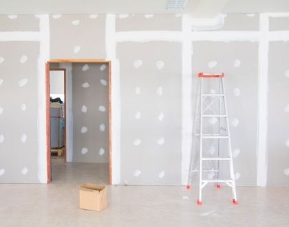 Wyrównywanie ścian przy pomocy płyt gipsowo-kartonowych – krok po kroku