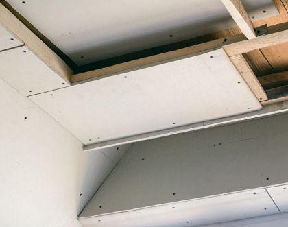 Sufit podwieszany na stropie drewnianym – pomysły i inspiracje
