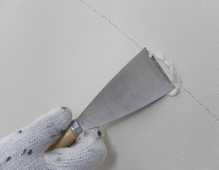 Jak usuwać pęknięcia i ubytki w ścianach przed malowaniem? 