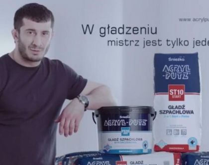 Mistrz w gładzeniu wraca! Mamed Khalidov ponownie w kampanii Śnieżka ACRYL-PUTZ®