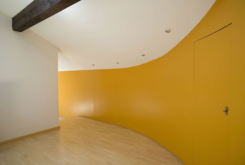 Krzywoliniowa ściana w żółtym kolorze