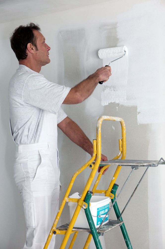 Malowanie ściany po nałożeniu płyt z karton-gipsu