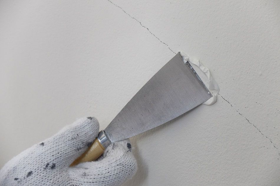 Заделать трещину на стене ремонтным составом