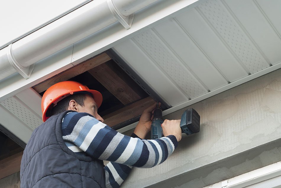 Montowanie podbitki dachowej