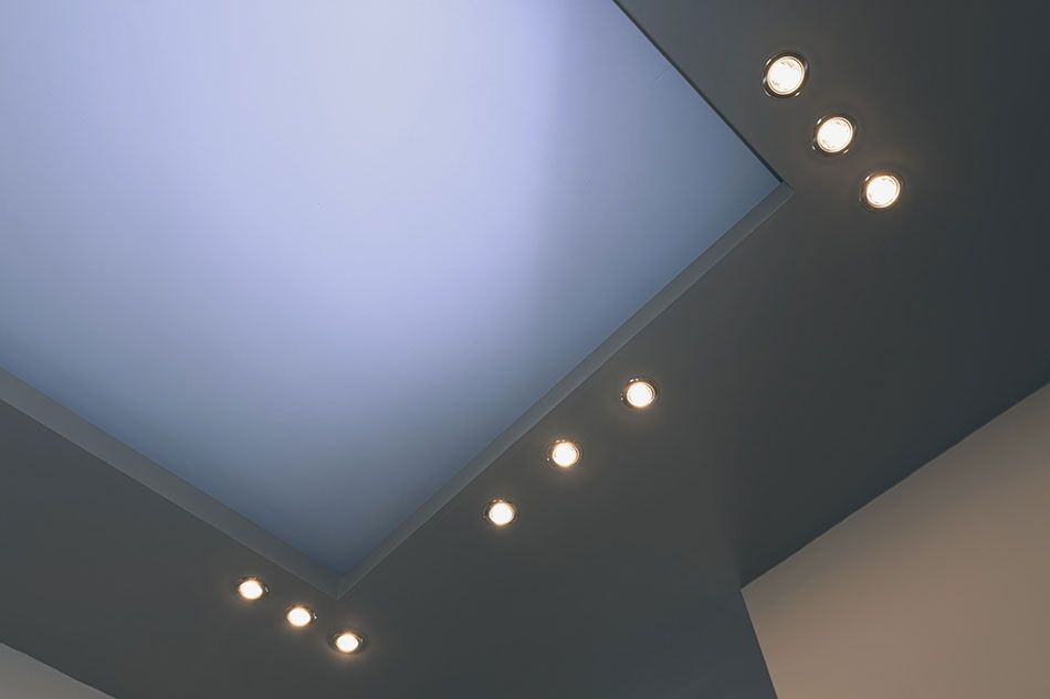 Sufit podwieszany z wbudowanym panelem oświetleniowym